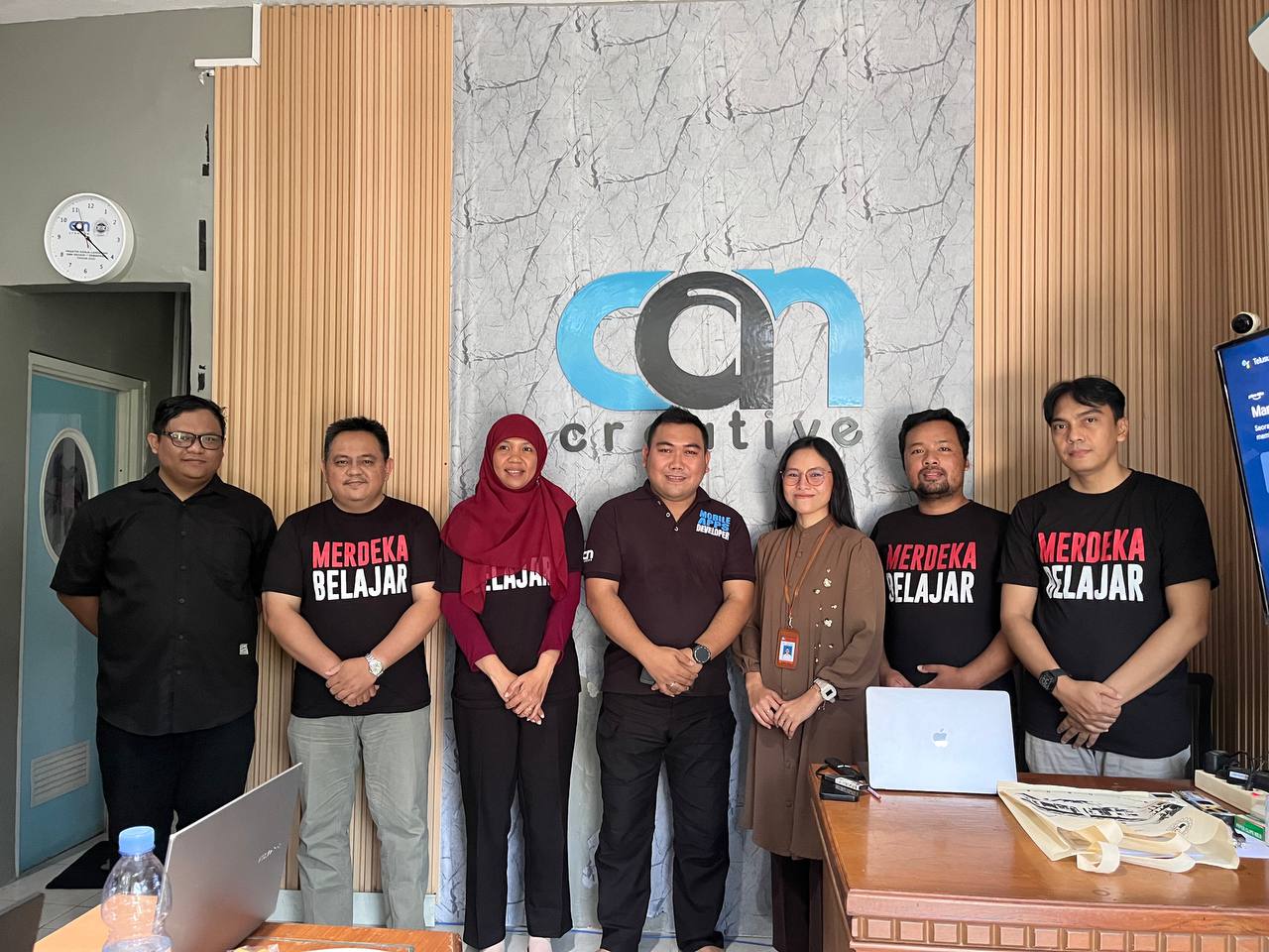 Tim CAN Creative berfoto bersama mitra di kantor